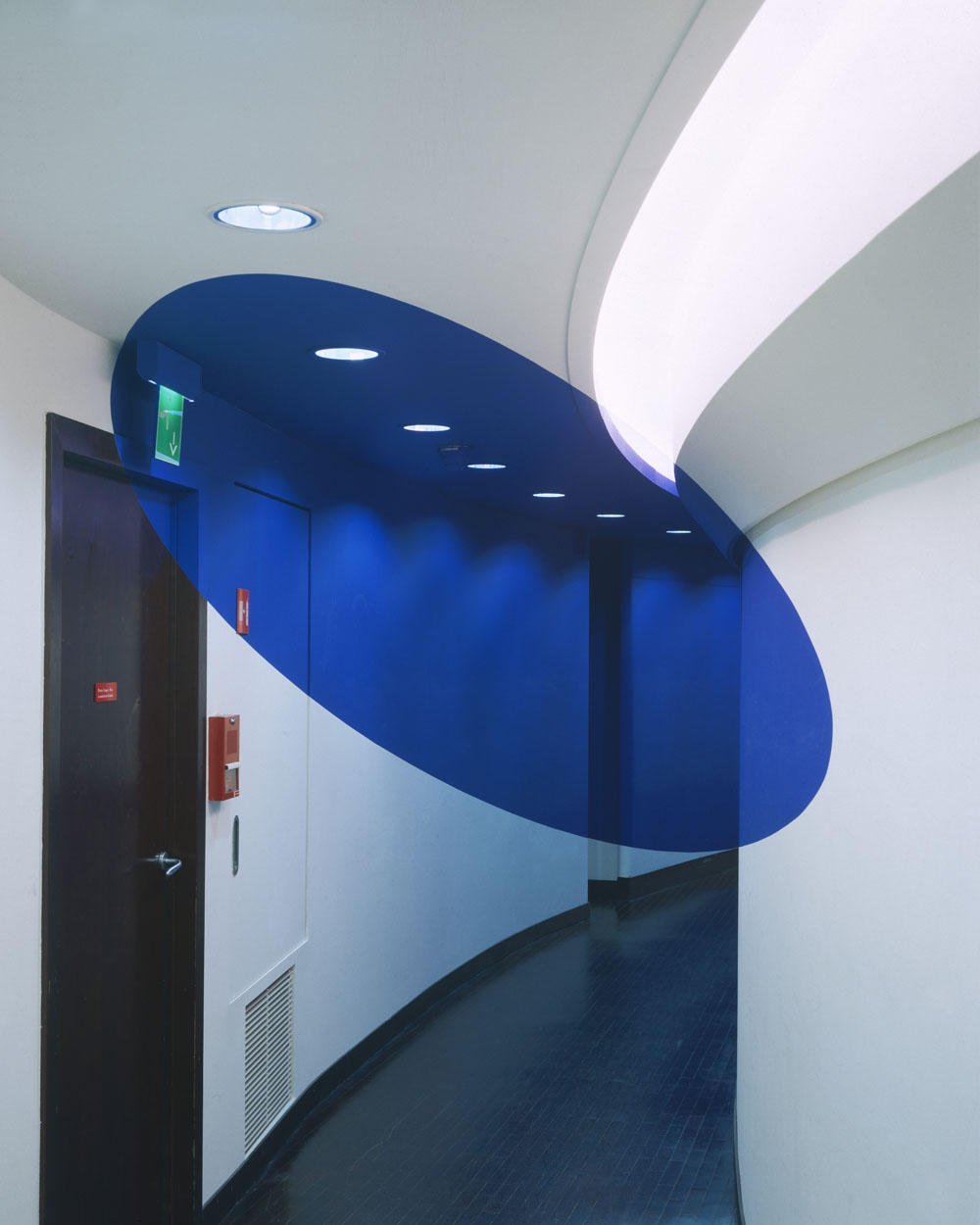 Ellipses plein vide, rouge et bleu, Paris, France, 1996, Siege Central Société Générale