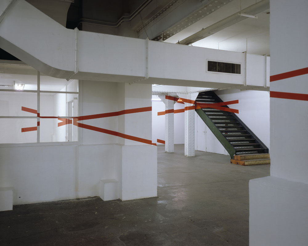 Quatre diagonales oranges en 180° et au delà, Paris, France, 1996, "F.V." Galerie Le Sous-Sol