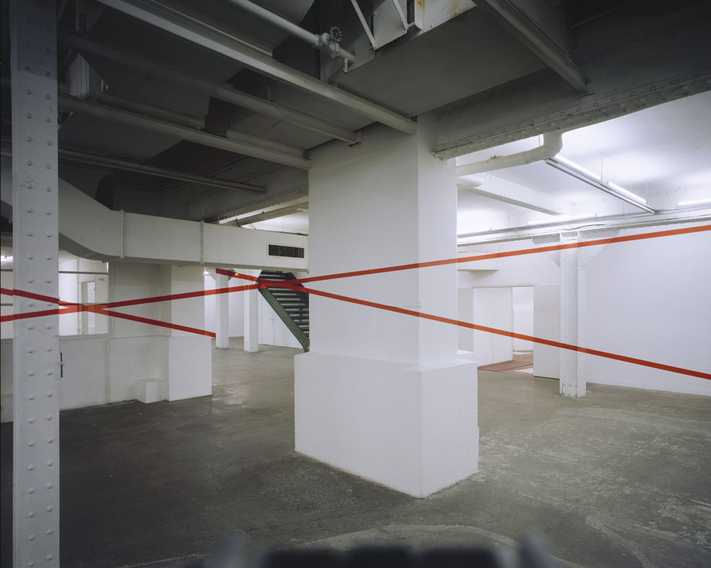 Quatre diagonales oranges en 180° et au delà, Paris, France, 1996, "F.V." Galerie Le Sous-Sol