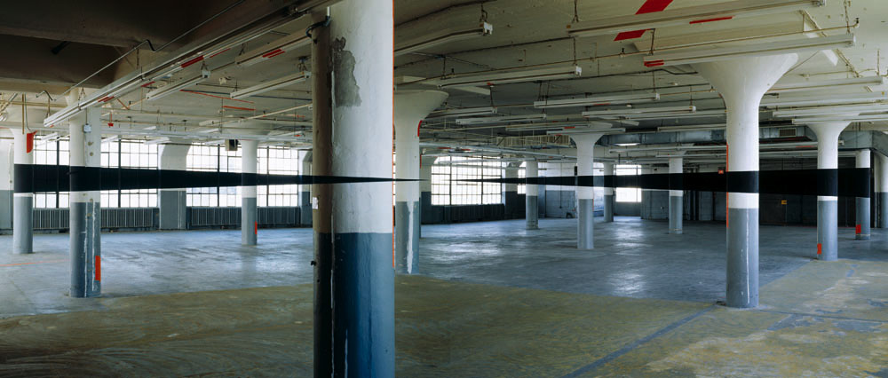 Deux triangles noires pour les colonnes, New-York, USA, 1997, Yvonne Senouf/Projects, New-York