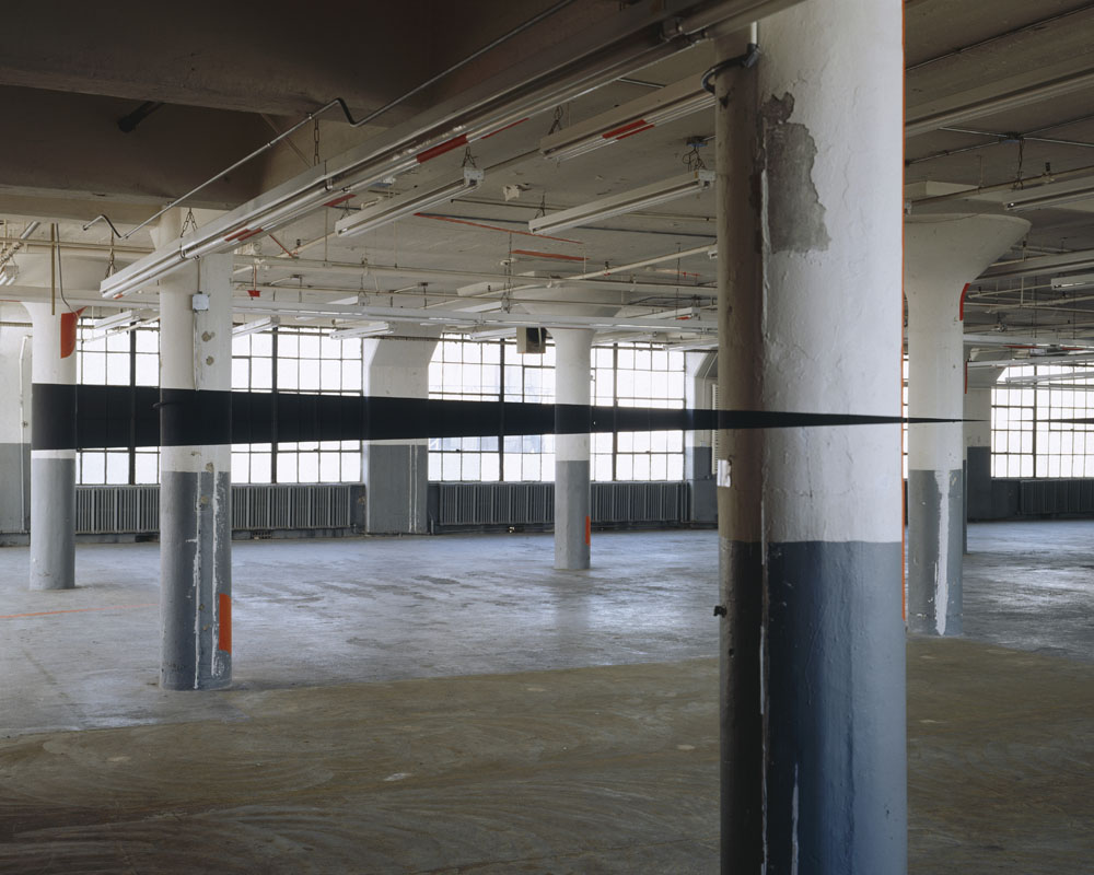 Deux triangles noires pour les colonnes, New-York, USA, 1997, Yvonne Senouf/Projects, New-York