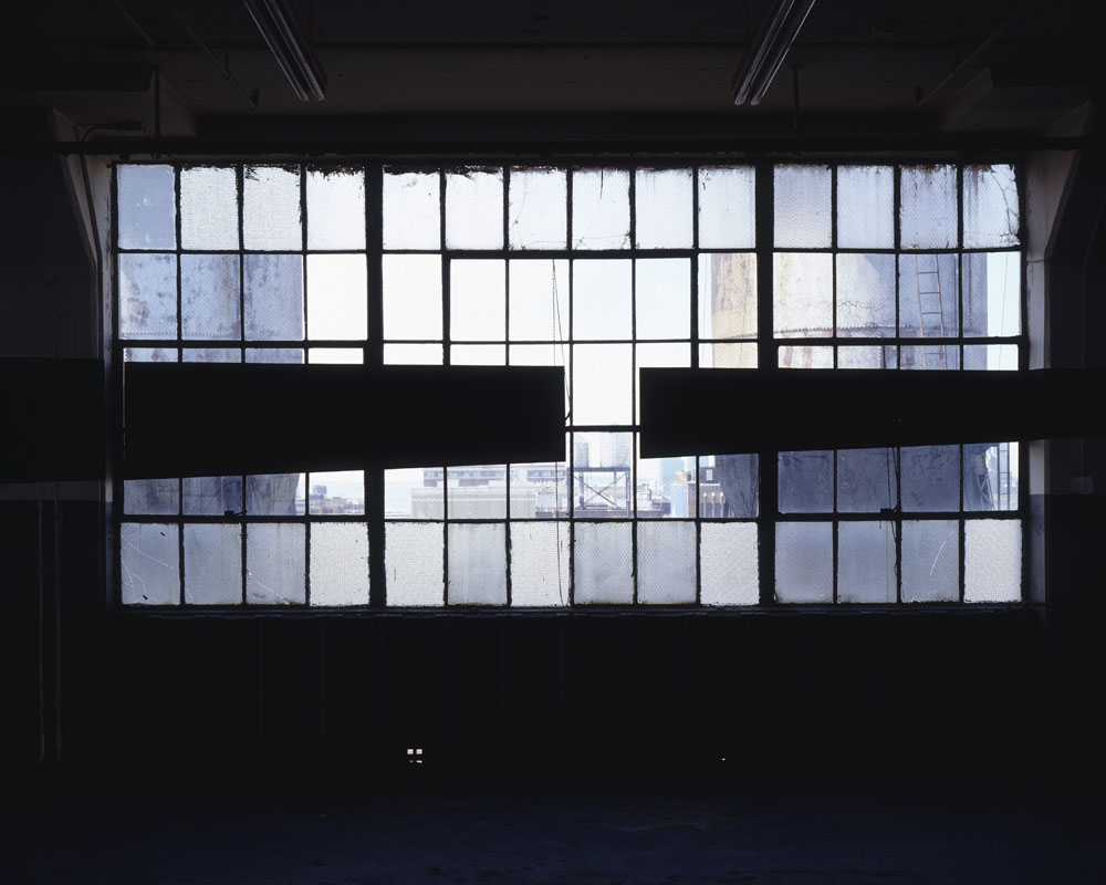 Deux triangles noires pour les colonnes, New-York, USA, 1997, Yvonne Senouf/Projects, New-York