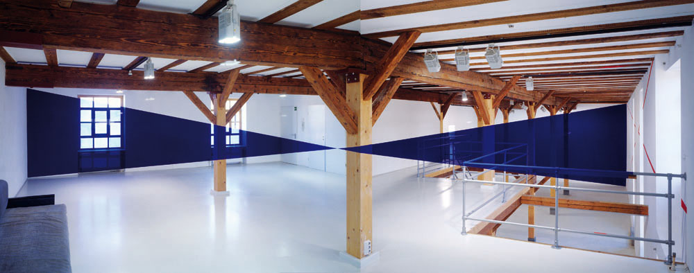 Double triangle bleu, Friedberg, Allemagne, 2001, "F.V. Hier und jetzt" Galerie Hoffmann