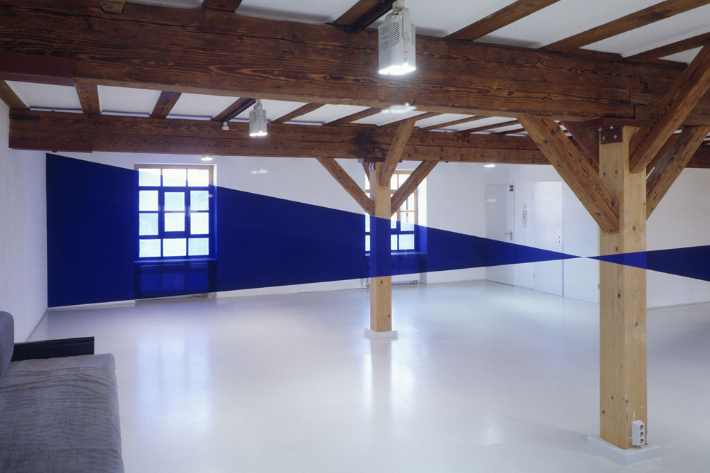 Double triangle bleu, Friedberg, Allemagne, 2001, "F.V. Hier und jetzt" Galerie Hoffmann