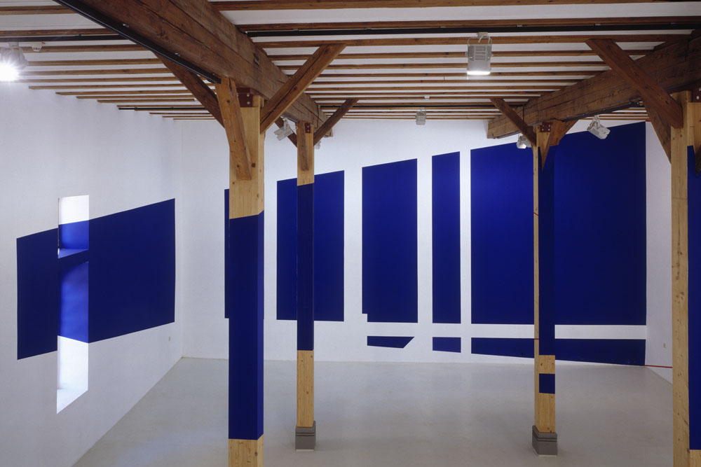 Double triangle bleu, Friedberg, Allemagne, 2001, "F.V. Hier und jetzt" Galerie Hoffmann