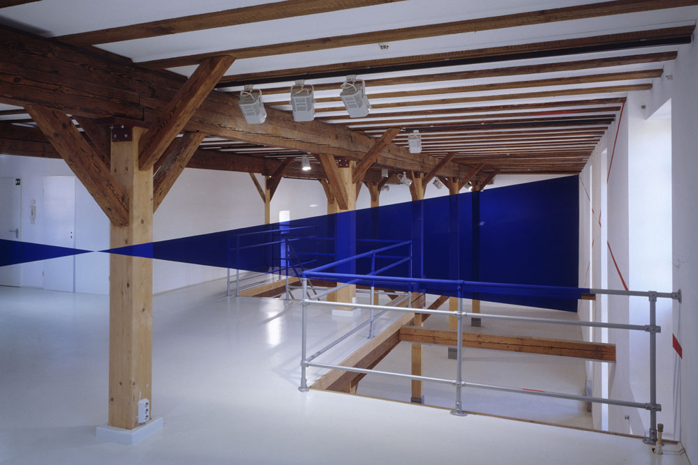 Double triangle bleu, Friedberg, Allemagne, 2001, "F.V. Hier und jetzt" Galerie Hoffmann