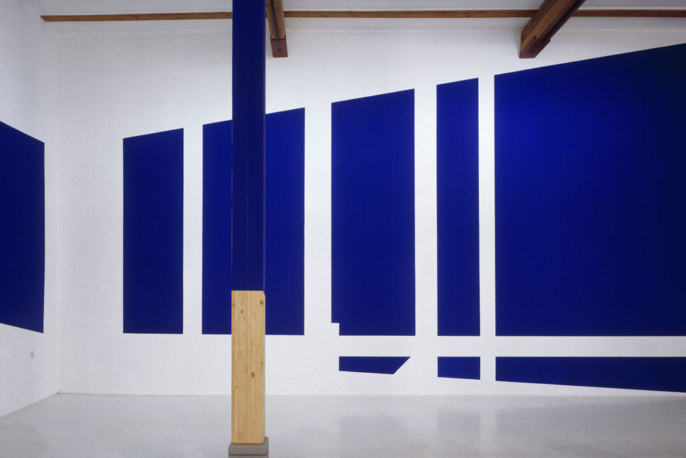 Double triangle bleu, Friedberg, Allemagne, 2001, "F.V. Hier und jetzt" Galerie Hoffmann