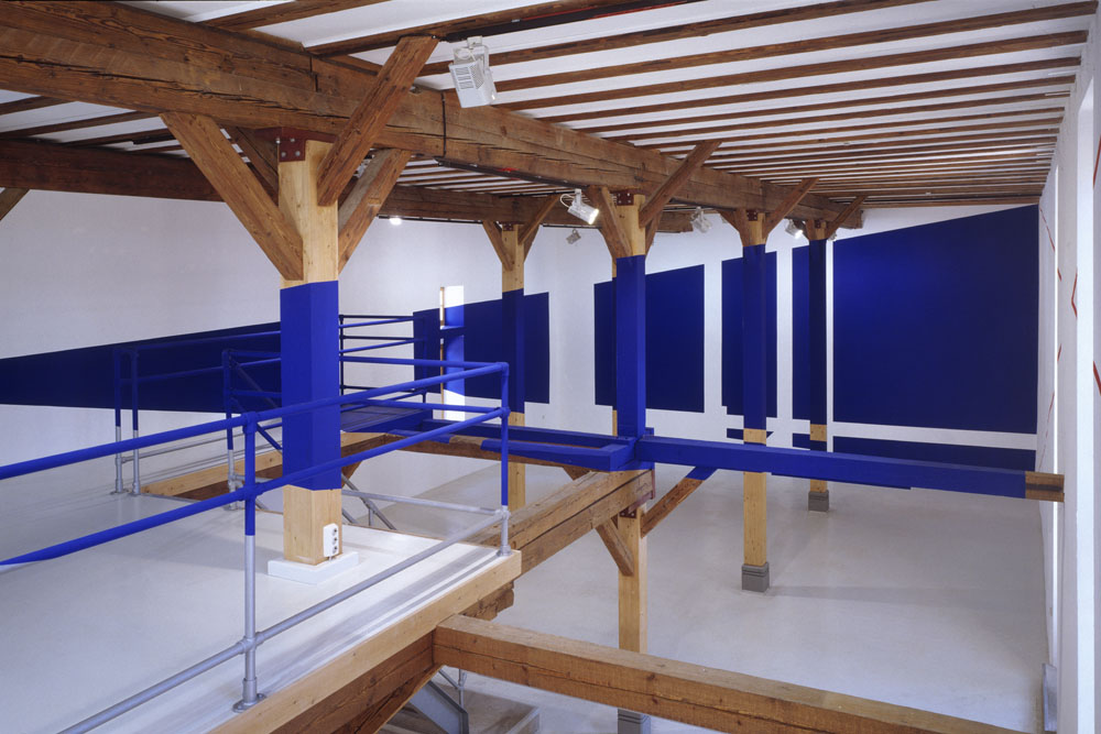 Double triangle bleu, Friedberg, Allemagne, 2001, "F.V. Hier und jetzt" Galerie Hoffmann