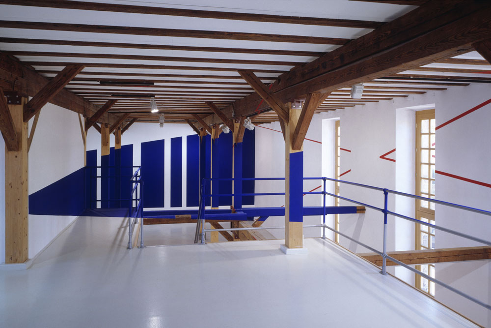 Double triangle bleu, Friedberg, Allemagne, 2001, "F.V. Hier und jetzt" Galerie Hoffmann