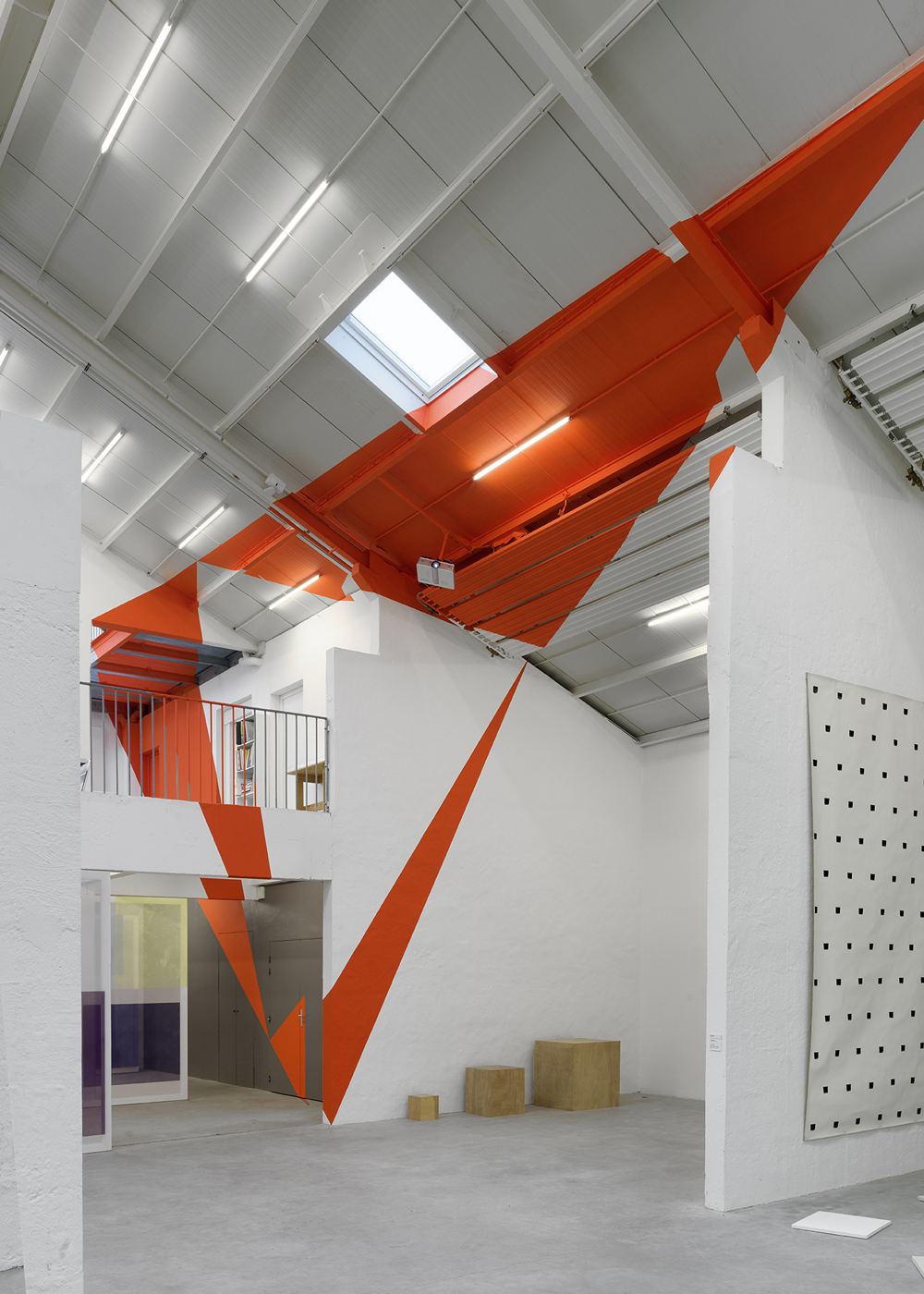 Trois triangle oranges, France, Collection Françoise et Jean Philippe Billarant, 2024, Exposition : Le silo 6, Marines.