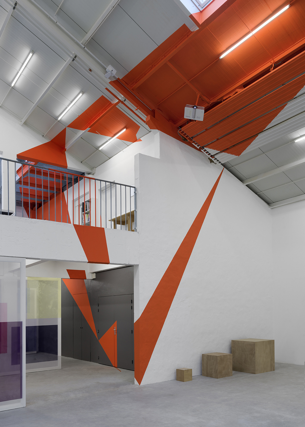 Trois triangle oranges, France, Collection Françoise et Jean Philippe Billarant, 2024, Exposition : Le silo 6, Marines.
