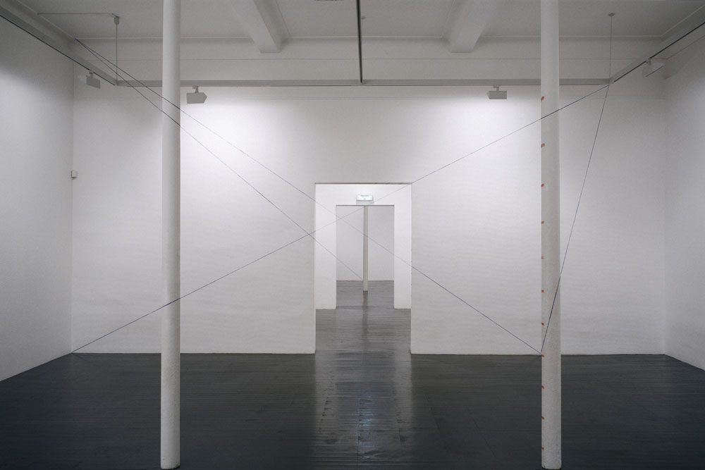 Une ligne, quatre droites, cinq points, bleu, Saumur, France, 2002, Centre d'Art Contemporain Bouvet Ladubay