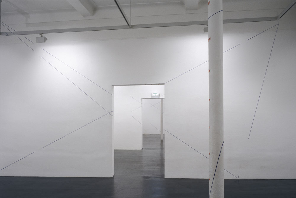 Une ligne, quatre droites, cinq points, bleu, Saumur, France, 2002, Centre d'Art Contemporain Bouvet Ladubay