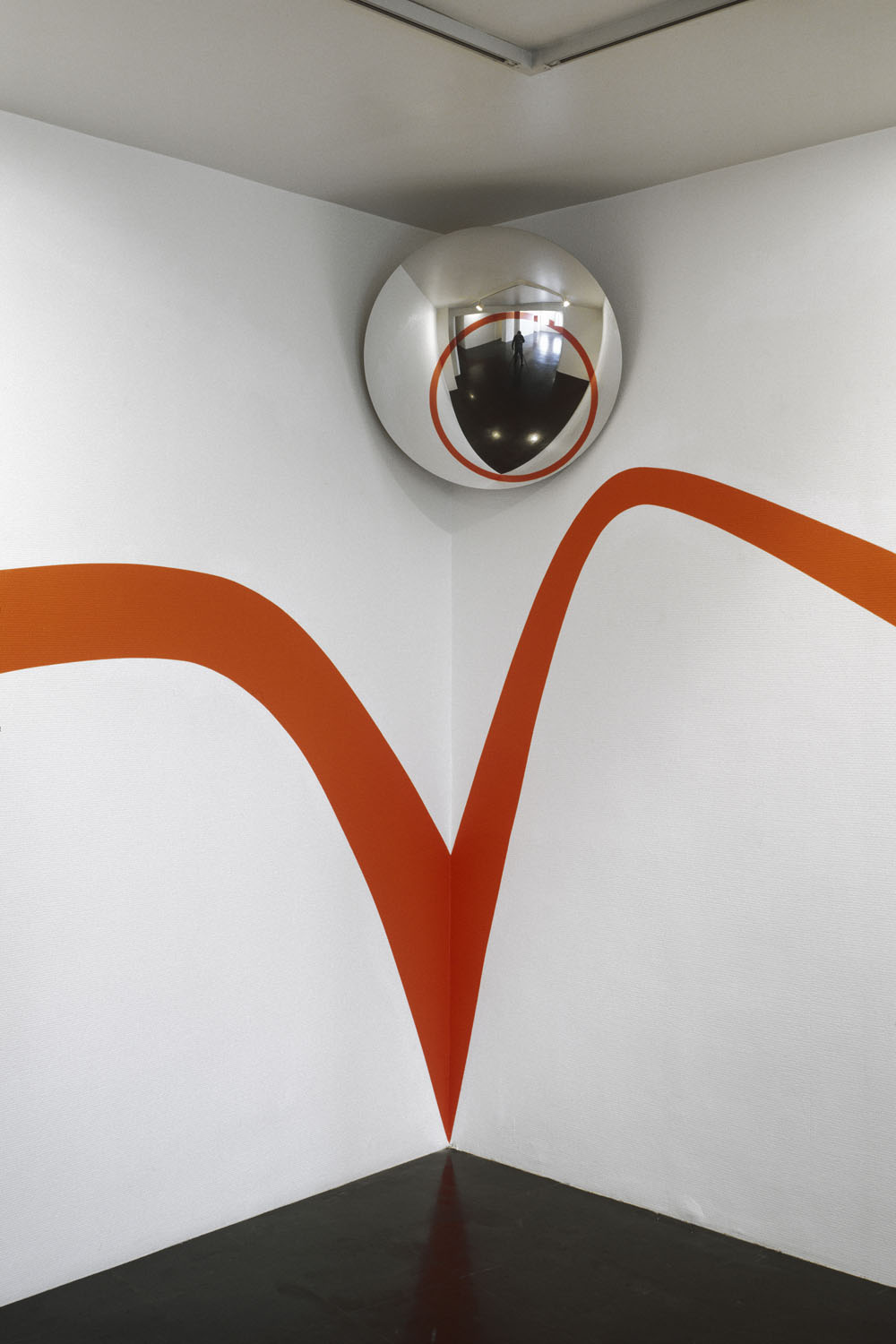 Miroir à 180° avec anneau orange autour du sol, Saumur, France, 2002, Centre d'Art Contemporain Bouvet Ladubay