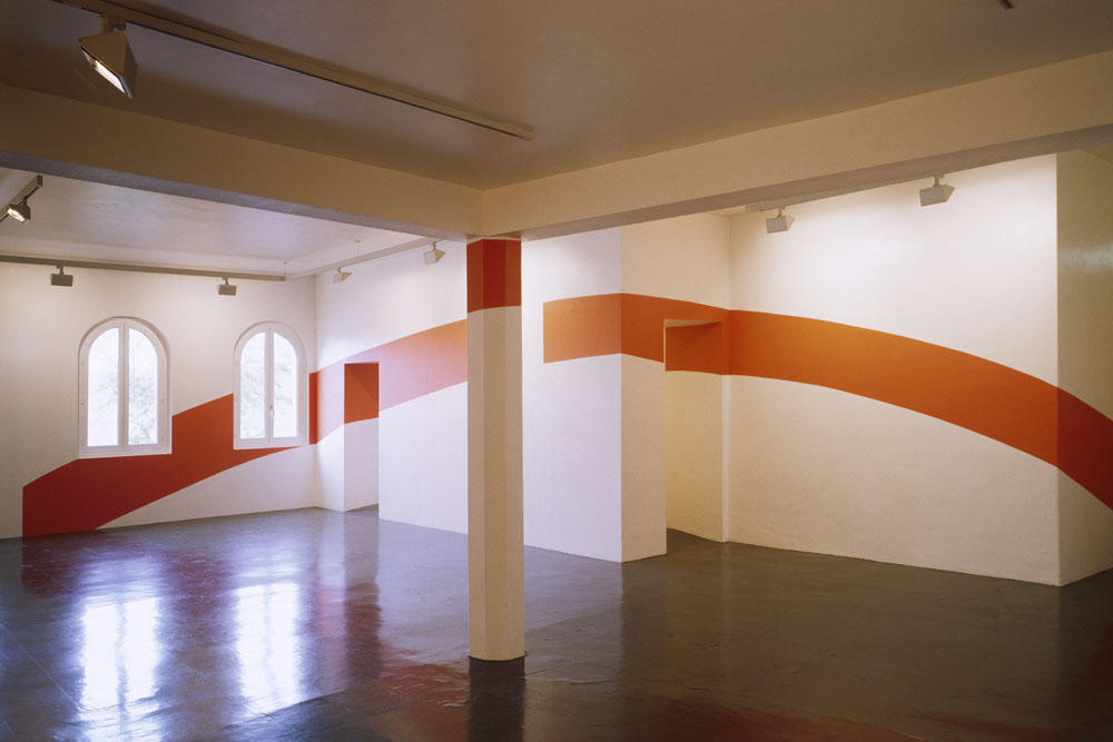 Miroir à 180° avec anneau orange autour du sol, Saumur, France, 2002, Centre d'Art Contemporain Bouvet Ladubay