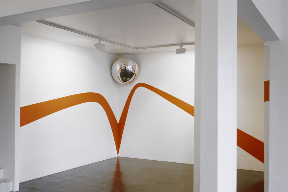 Miroir à 180° avec anneau orange autour du sol, Saumur, France, 2002, Centre d'Art Contemporain Bouvet Ladubay