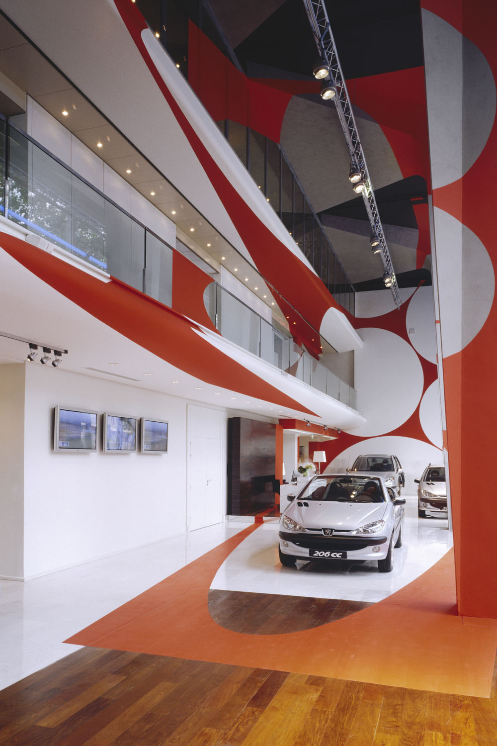 Rectangle orange évidé par cinq disques via le passage, Paris 2002, Collection Peugeot, 2002, Siège Peugeot Av. de la Grande Armée