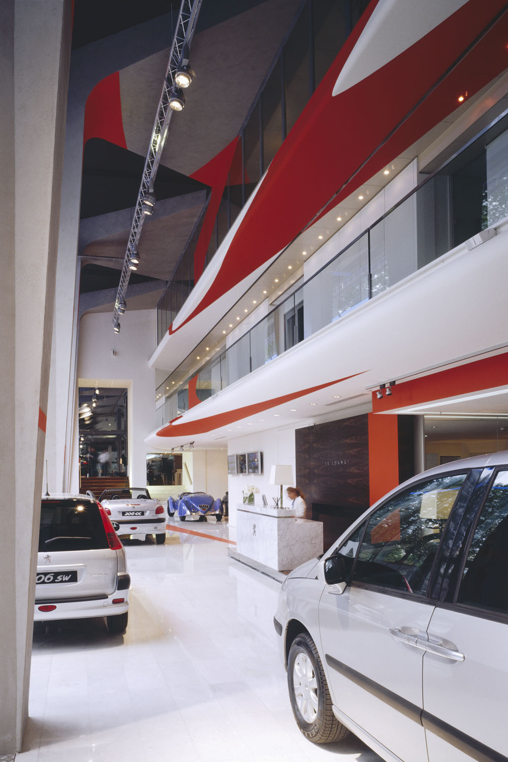 Rectangle orange évidé par cinq disques via le passage, Paris 2002, Collection Peugeot, 2002, Siège Peugeot Av. de la Grande Armée