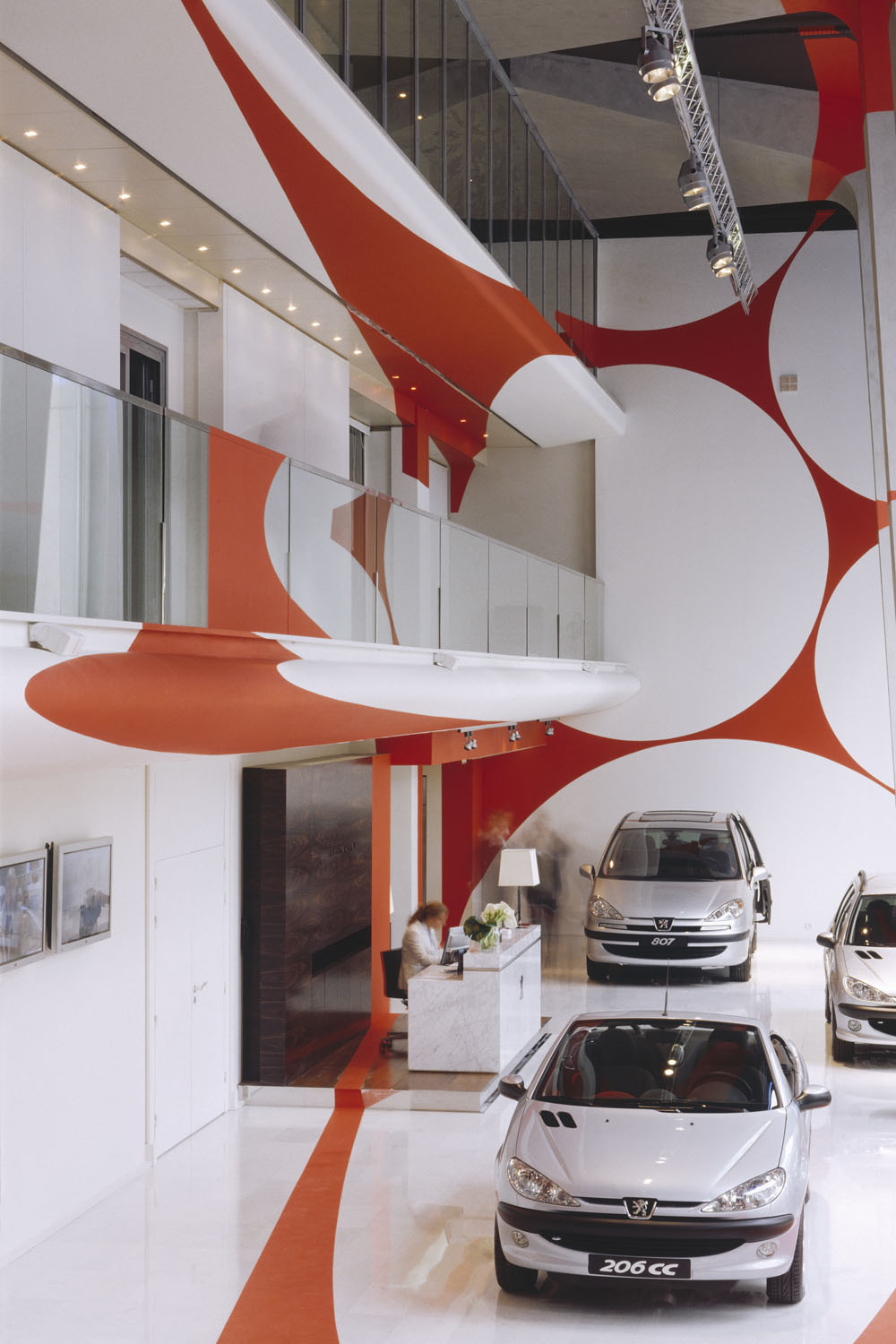 Rectangle orange évidé par cinq disques via le passage, Paris 2002, Collection Peugeot, 2002, Siège Peugeot Av. de la Grande Armée