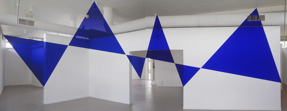 Huit droites pour cinq triangles pleins, Galerie du Bellay, Rouen, 2003, "De bas en haut et de long en large"