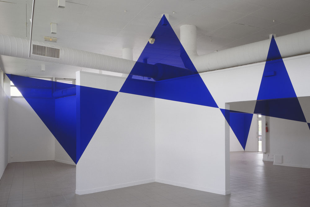 Huit droites pour cinq triangles pleins, Galerie du Bellay, Rouen, 2003, "De bas en haut et de long en large"