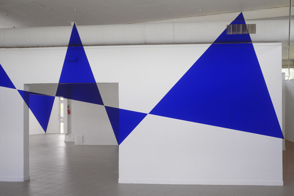 Huit droites pour cinq triangles pleins, Galerie du Bellay, Rouen, 2003, "De bas en haut et de long en large"
