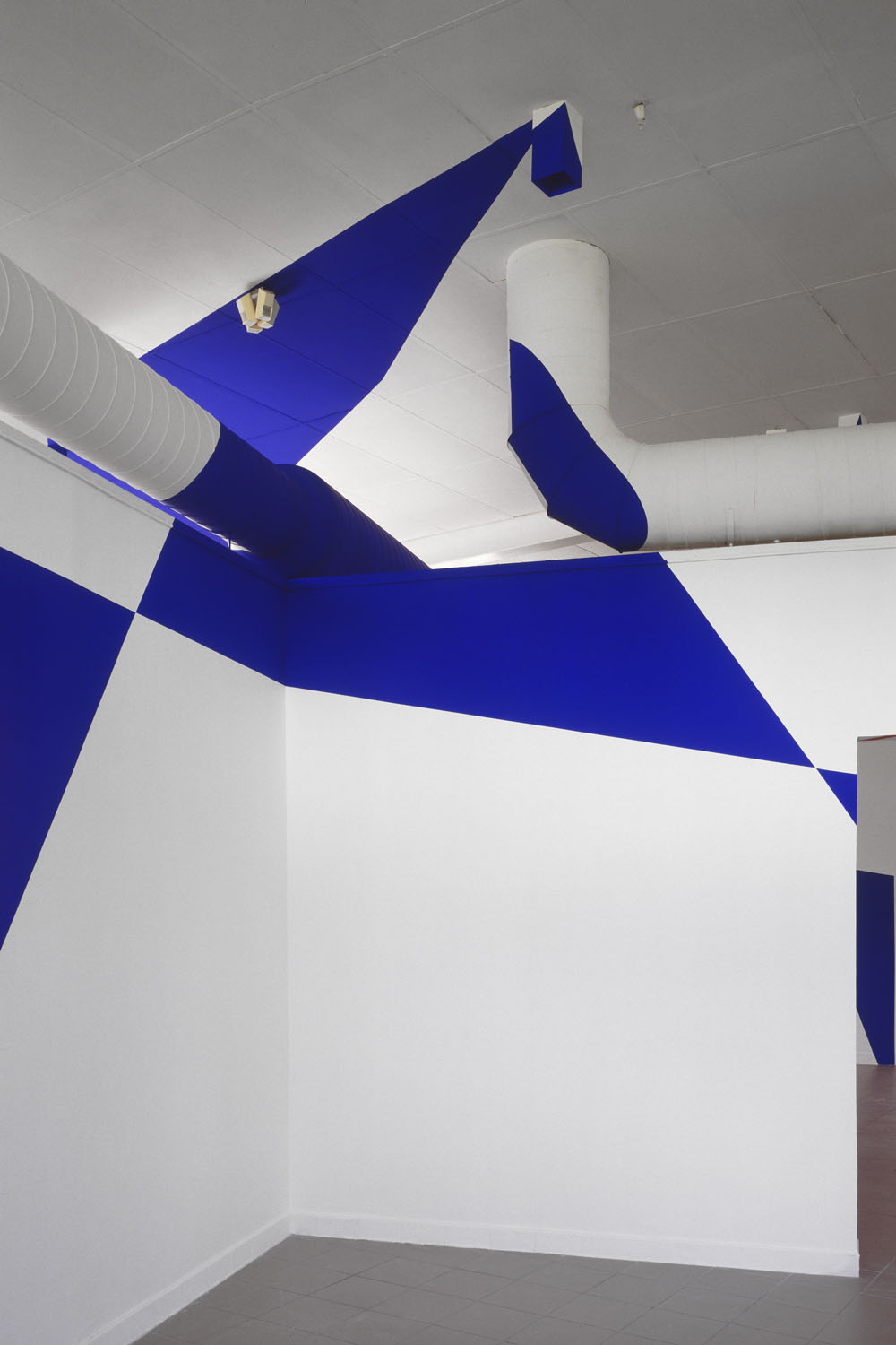 Huit droites pour cinq triangles pleins, Galerie du Bellay, Rouen, 2003, "De bas en haut et de long en large"