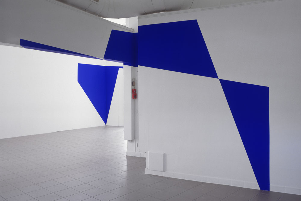 Huit droites pour cinq triangles pleins, Galerie du Bellay, Rouen, 2003, "De bas en haut et de long en large"