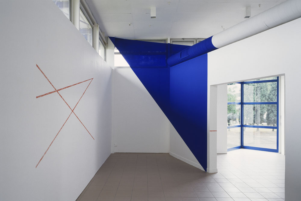 Huit droites pour cinq triangles pleins, Galerie du Bellay, Rouen, 2003, "De bas en haut et de long en large"