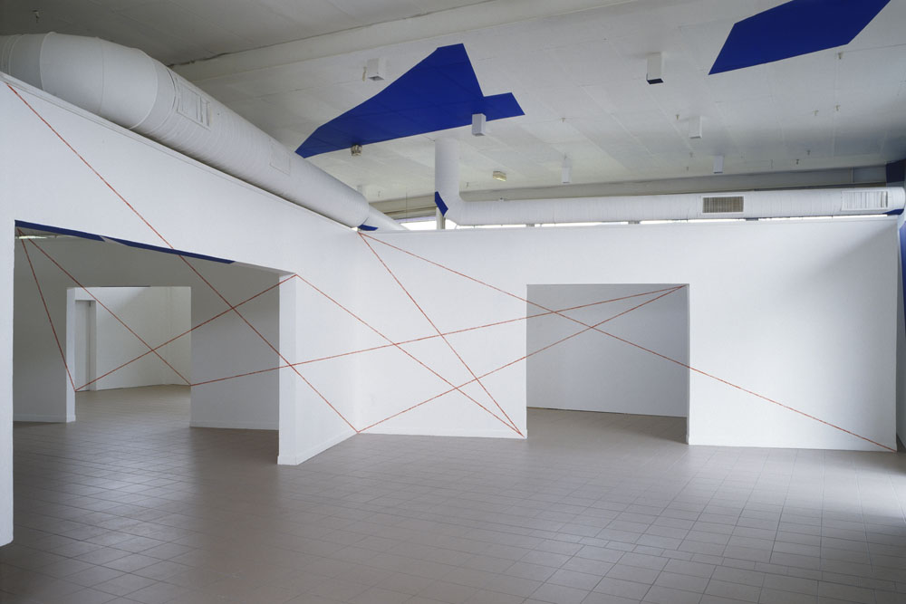 Une ligne, neuf droites, dix points, Galerie du Bellay, Rouen, 2003, "De bas en haut et de long en large"