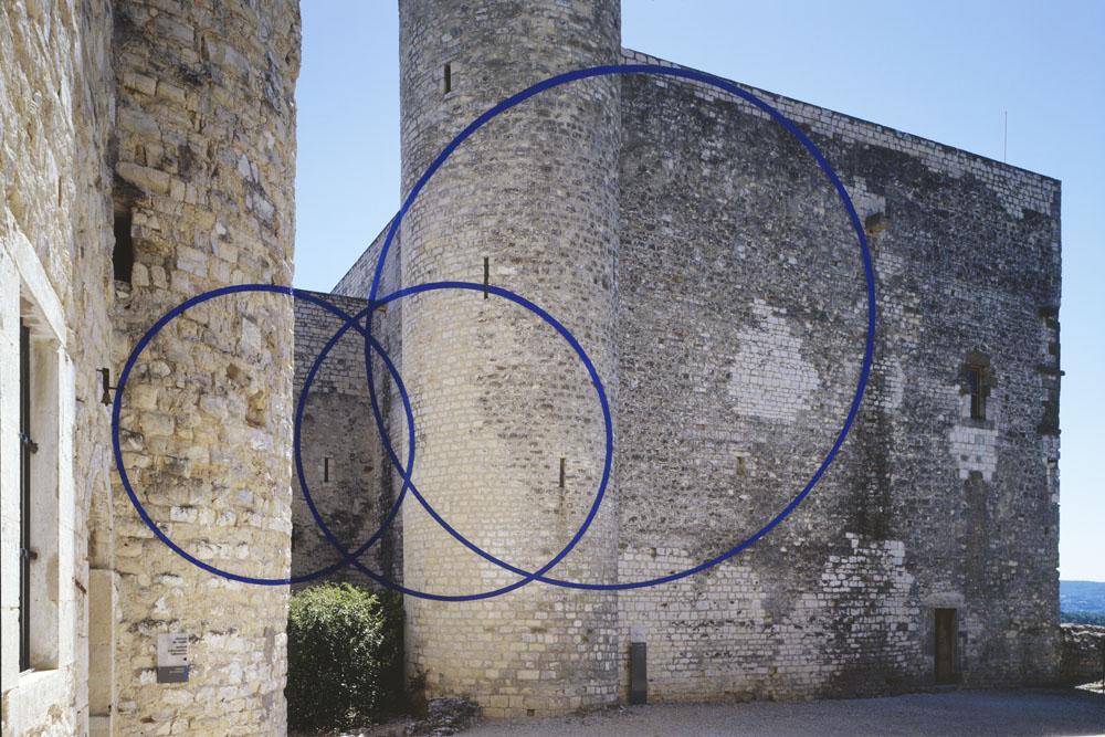 Trois cercles excentrés, Château des Adhémar, Montélimar, 2003, "F.V."