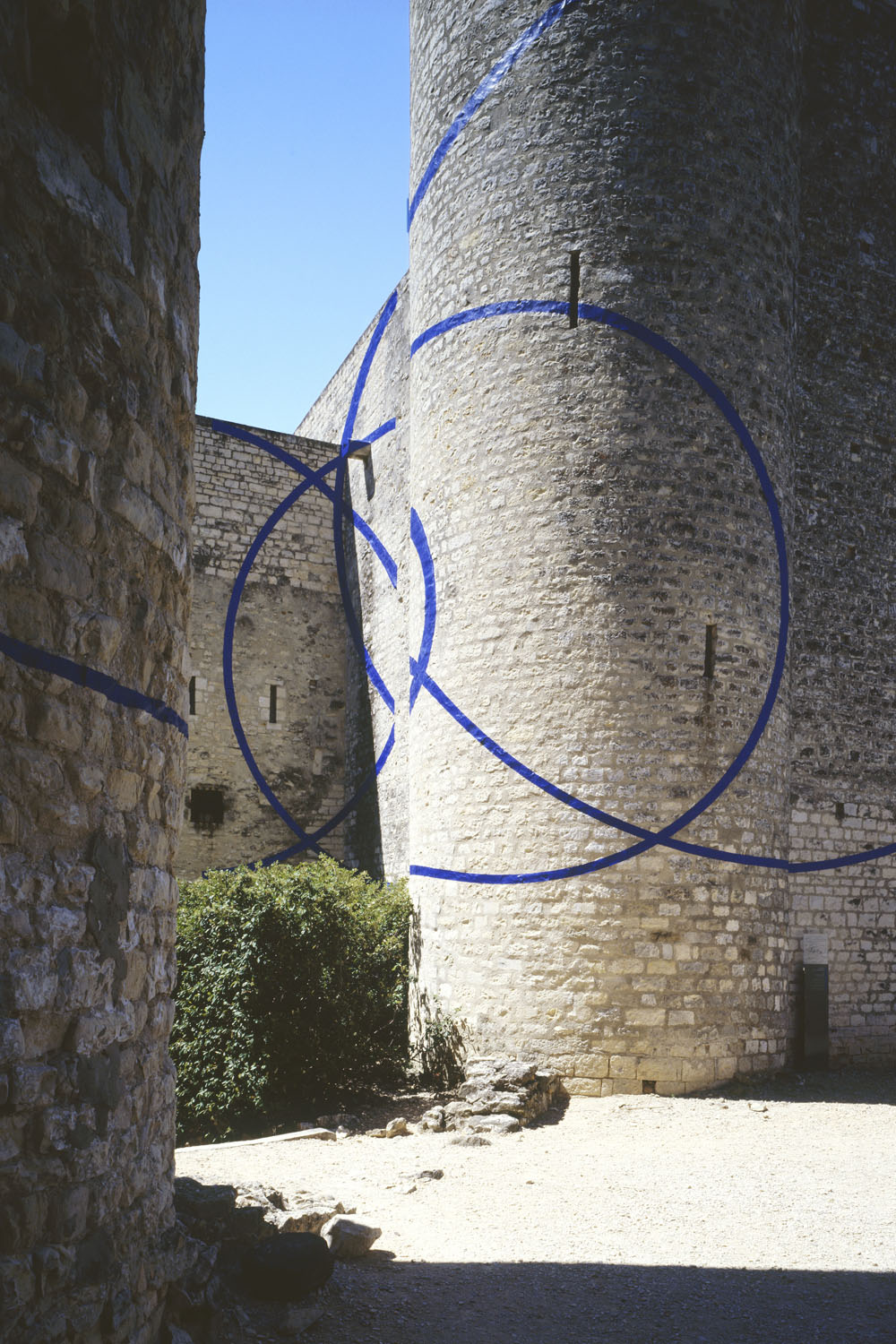 Trois cercles excentrés, Château des Adhémar, Montélimar, 2003, "F.V."