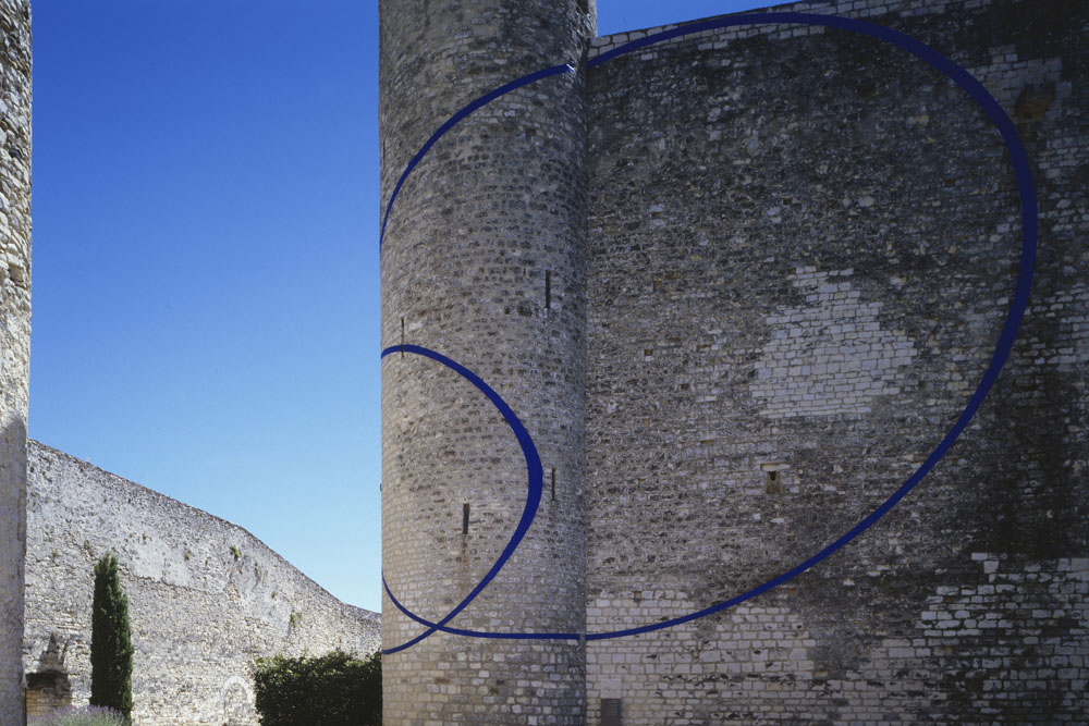 Trois cercles excentrés, Château des Adhémar, Montélimar, 2003, "F.V."