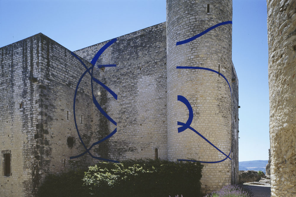 Trois cercles excentrés, Château des Adhémar, Montélimar, 2003, "F.V."