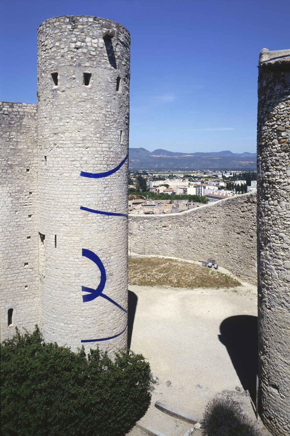 Trois cercles excentrés, Château des Adhémar, Montélimar, 2003, "F.V."