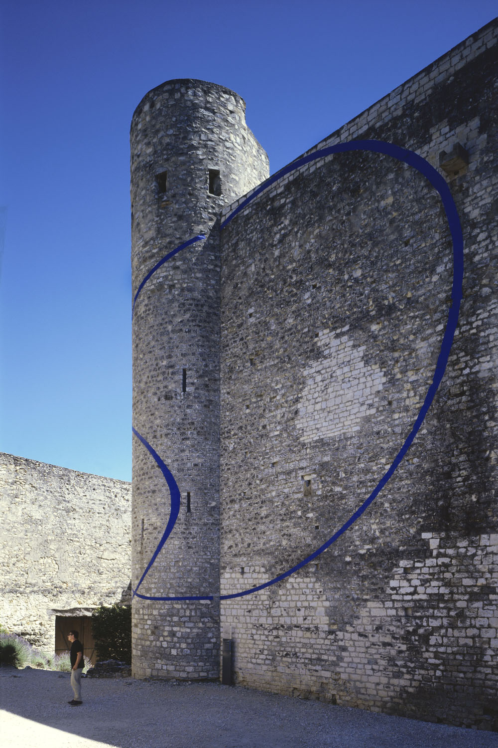 Trois cercles excentrés, Château des Adhémar, Montélimar, 2003, "F.V."