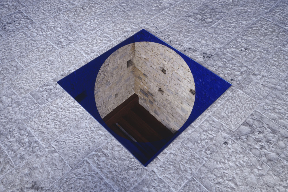 Miroir au sol au quatre disques en réserve, Château des Adhémar, Montélimar, 2003, "F.V."