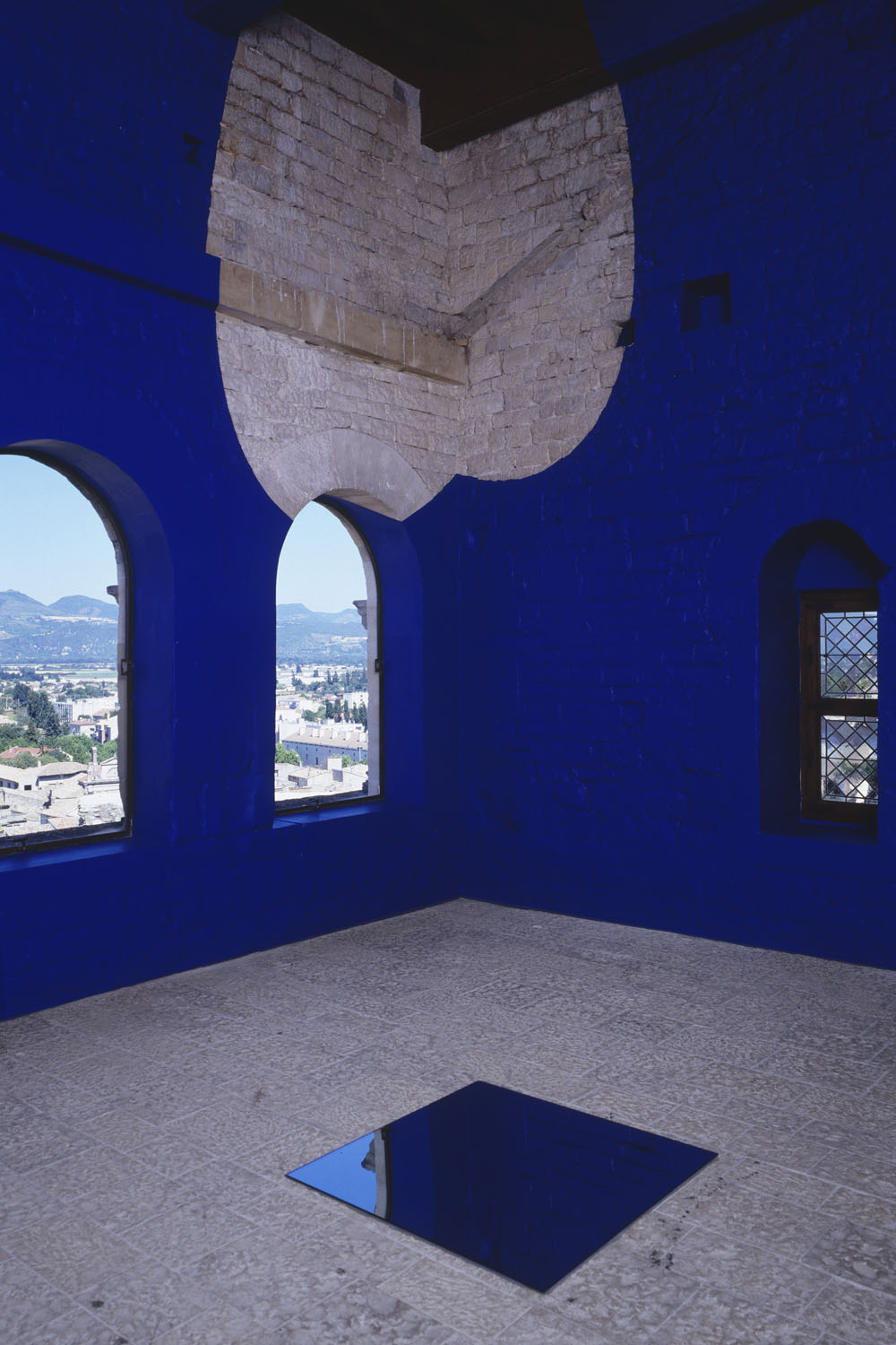 Miroir au sol au quatre disques en réserve, Château des Adhémar, Montélimar, 2003, "F.V."