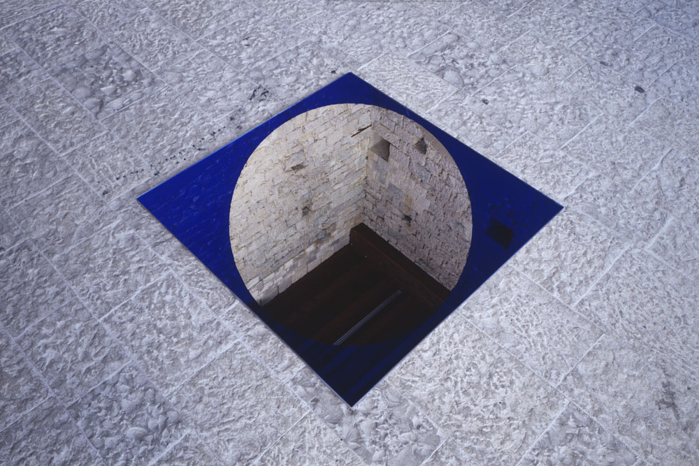 Miroir au sol au quatre disques en réserve, Château des Adhémar, Montélimar, 2003, "F.V."
