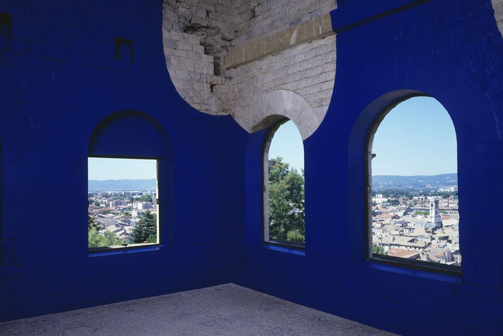 Miroir au sol au quatre disques en réserve, Château des Adhémar, Montélimar, 2003, "F.V."