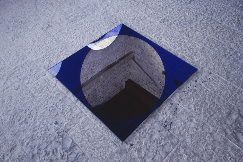 Miroir au sol au quatre disques en réserve, Château des Adhémar, Montélimar, 2003, "F.V."