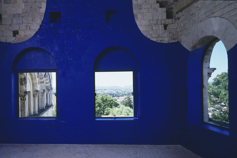 Miroir au sol au quatre disques en réserve, Château des Adhémar, Montélimar, 2003, "F.V."