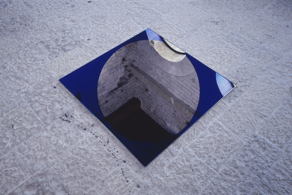 Miroir au sol au quatre disques en réserve, Château des Adhémar, Montélimar, 2003, "F.V."