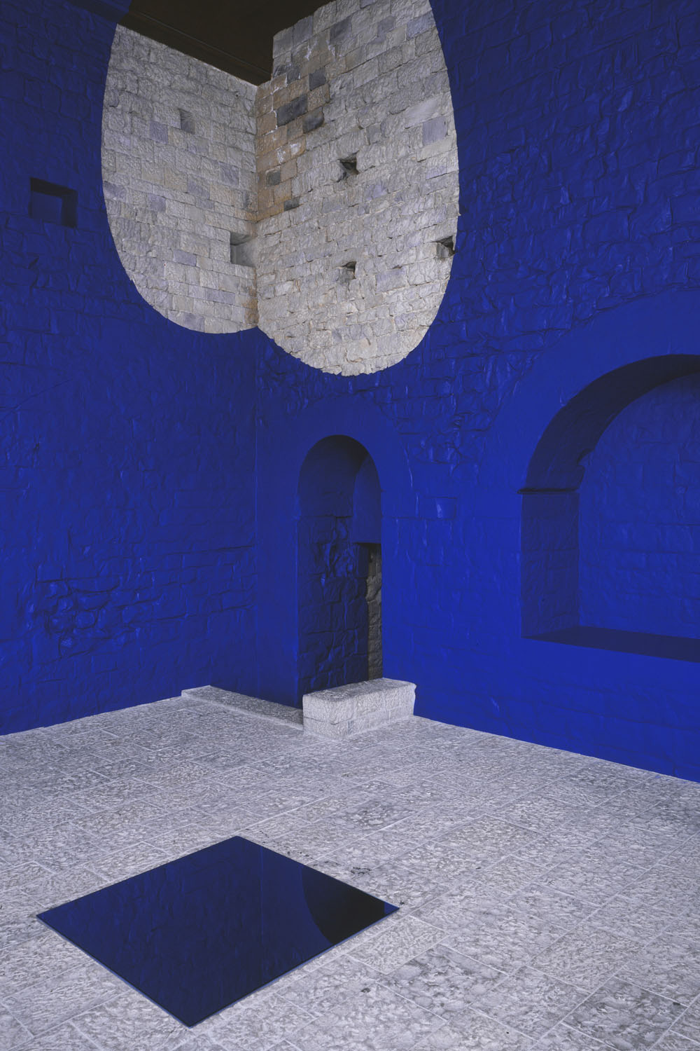 Miroir au sol au quatre disques en réserve, Château des Adhémar, Montélimar, 2003, "F.V."
