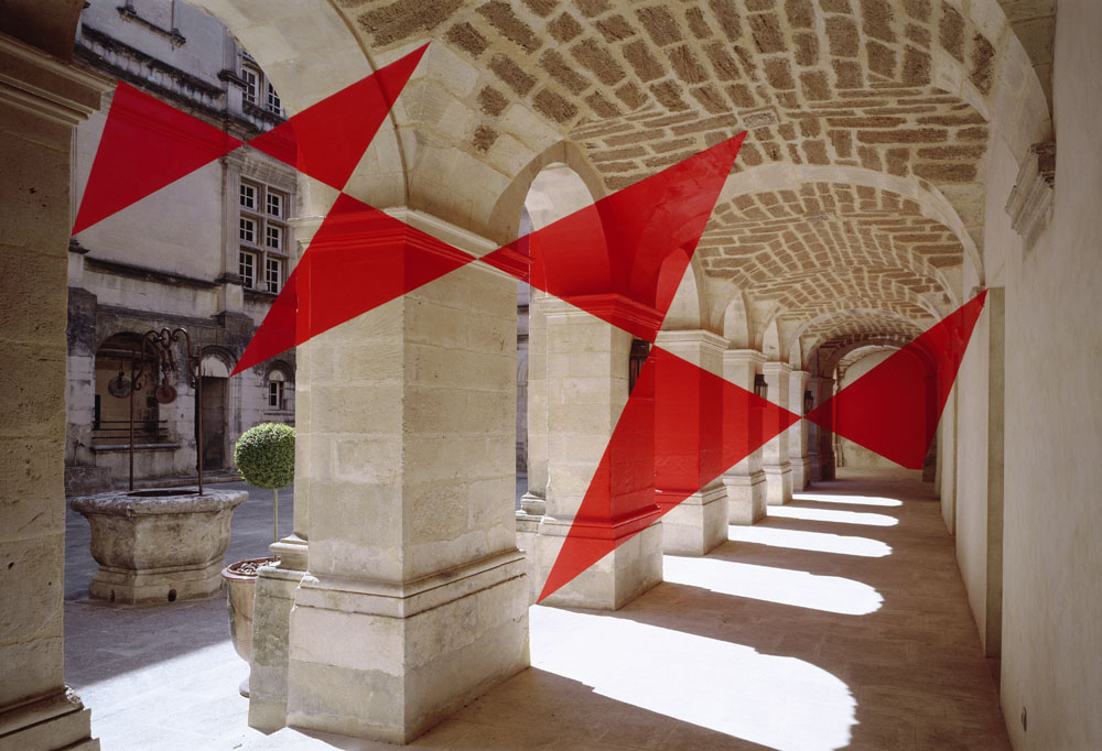 Six triangles en diagonale, Château de Suze-la-Rousse, Suze-la-Rousse, 2003, "F.V."