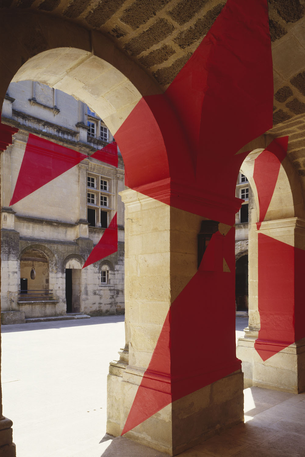 Six triangles en diagonale, Château de Suze-la-Rousse, Suze-la-Rousse, 2003, "F.V."