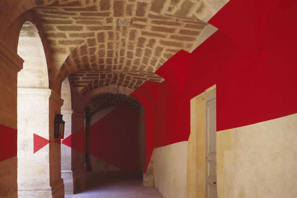 Six triangles en diagonale, Château de Suze-la-Rousse, Suze-la-Rousse, 2003, "F.V."