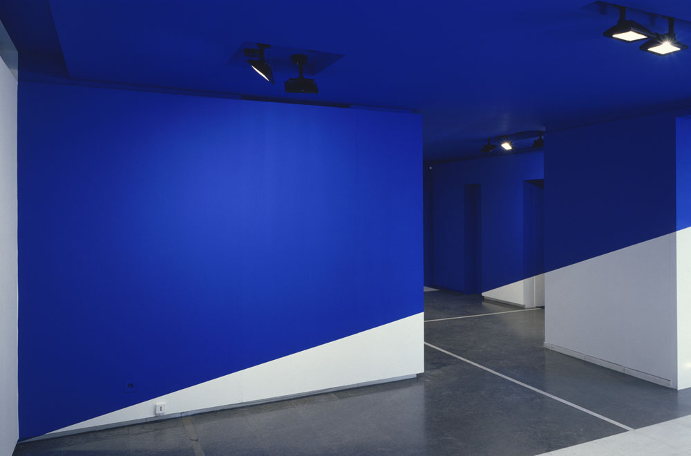 Moitié bleu, moitié blanc, Galerie Odéon 5, (George Verney-Carron, 2003, "F.V."