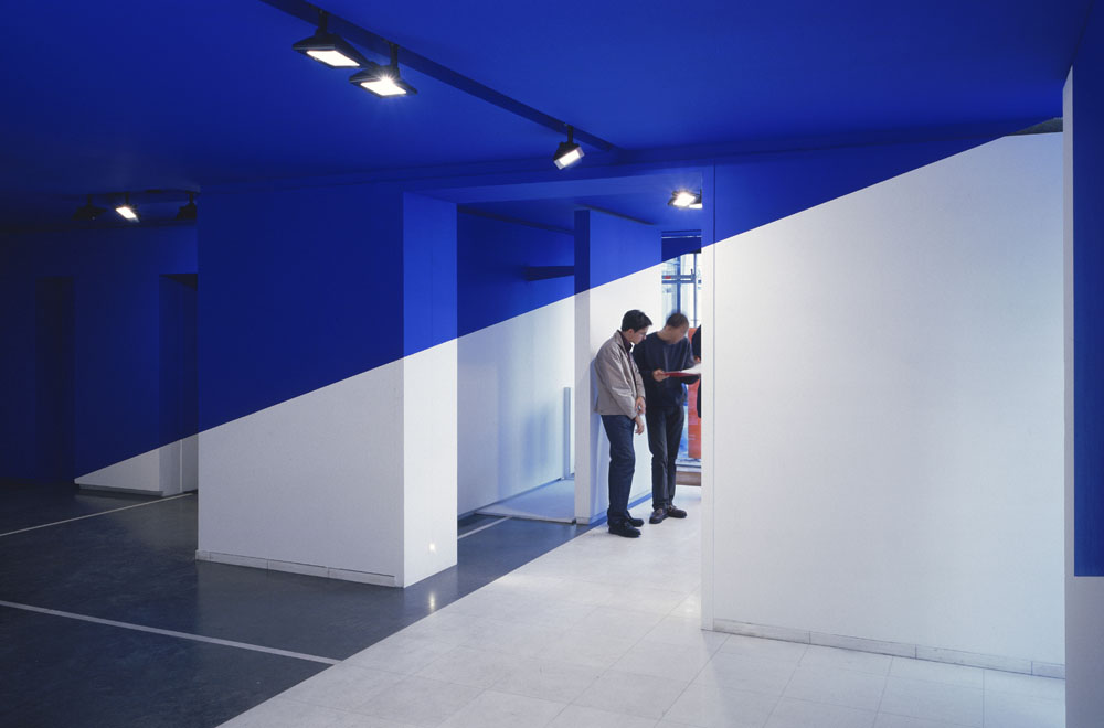 Moitié bleu, moitié blanc, Galerie Odéon 5, (George Verney-Carron, 2003, "F.V."
