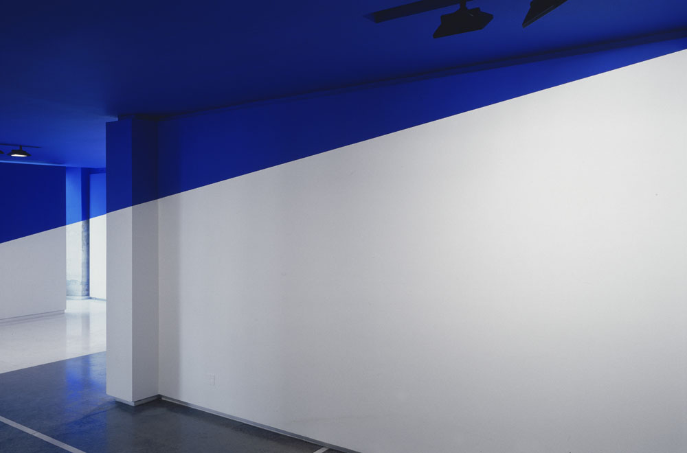 Moitié bleu, moitié blanc, Galerie Odéon 5, (George Verney-Carron, 2003, "F.V."